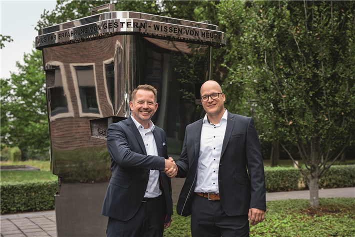 Mario Husemann von REMONDIS und Dirk Schneider von Schüco übernehmen die Geschäftsführung der RE:CORE GmbH und freuen sich auf die Zusammenarbeit. © REMONDIS Recycling GmbH & Co. KG / Nutzungsrecht Schüco International KG