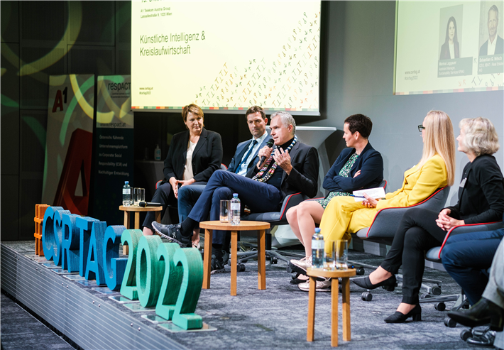  v. l. n. r.: Brigitte Bichler (Head of Carbon, Energy & ESG Management of OMV Group Karin Huber-Heim), Ronald Hassler (Abteilungsleiter Finanzieren & Investieren, BKS Bank), Christoph Thun-Hohenstein (Sonderbeauftragter im BMEIA für Grundsätze der Zukunftsgestaltung, insbesondere neue Technologien, ökosoziale Ansätze und Auslandskulturpolitik), Sonja Wallner (Finanzvorstand A1), Karin Huber-Heim (Executive Director bei Circular Economy Forum Austria) und Michaela Attermeyer (Mitglied des Vorstandes VBV). © Simon Bernlieger