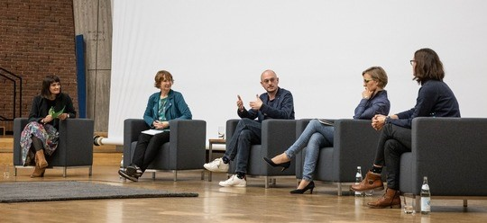 Beim Eröffnungspanel 'Eine andere Digitalisierung ist nötig!' diskutierten auf der Konferenz 'Bits & Bäume' am 30. September 2022 (v.l.n.r): Friederike Rohde (IÖW), Christiane Rohleder (Staatssekretärin im BMUV), Hendrik Zimmermann (Germanwatch), Franziska Brantner (Staatssekretärin im BMWK) und Henriette Litta (OKF) © Silke Mayer, Bits & Bäume 2022