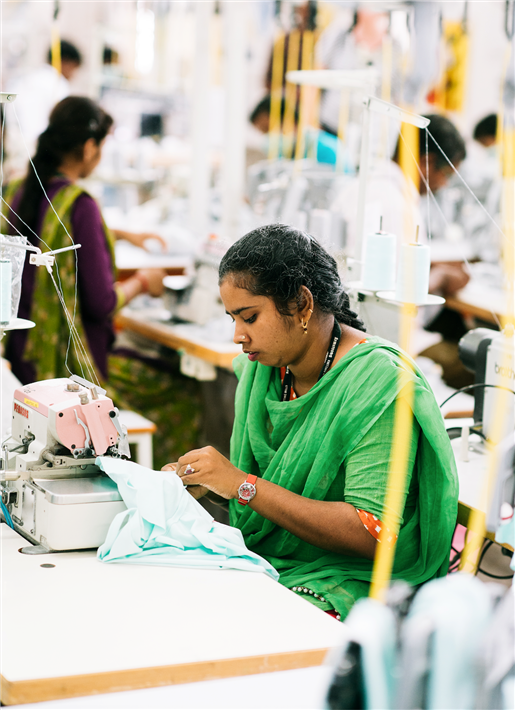 Arbeiterin in der indischen Textilfabrik Armstrong in Tiruppur © Fairtrade / Christoph Köstlin