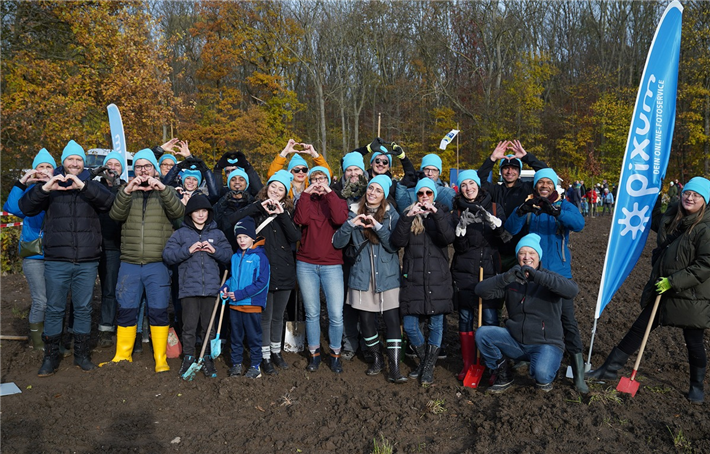 Mitarbeitende von Pixum engagieren sich für ein Ein Wald für Köln. © Pixum