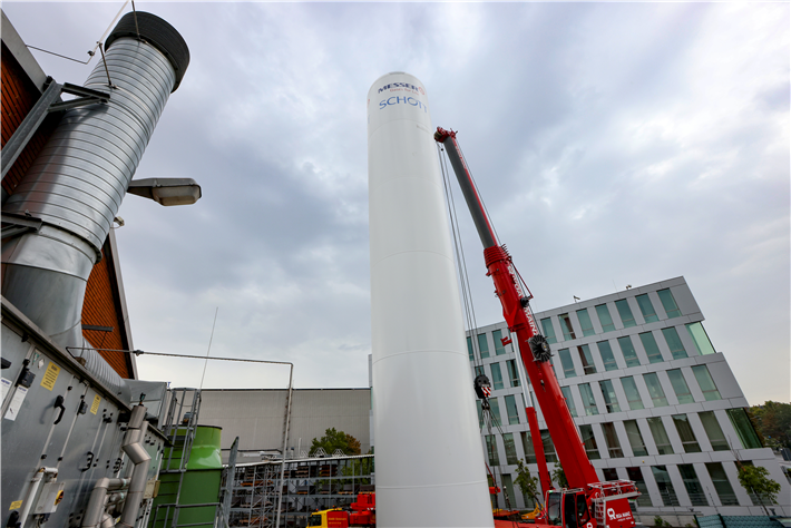 Der neue Wasserstofftank auf dem SCHOTT Gelände in Mainz ist 21 Meter hoch. © SCHOTT