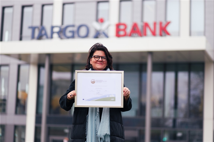 Birgit Kind aus dem TARGOBANK Einkauf präsentiert stolz das Gold-Siegel als 'Fahrradfreundlicher Arbeitgeber' in Duisburg. © TARGOBANK AG