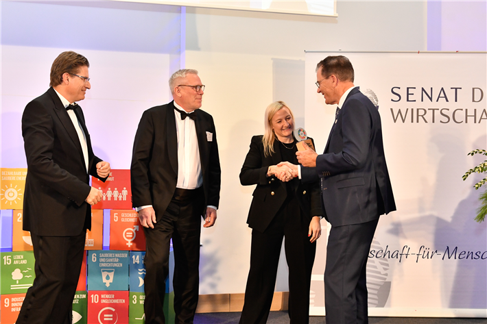Yvonne Cvilak erhält den German SDG-Award aus den Händen von Dr. Gerd Müller © AfB