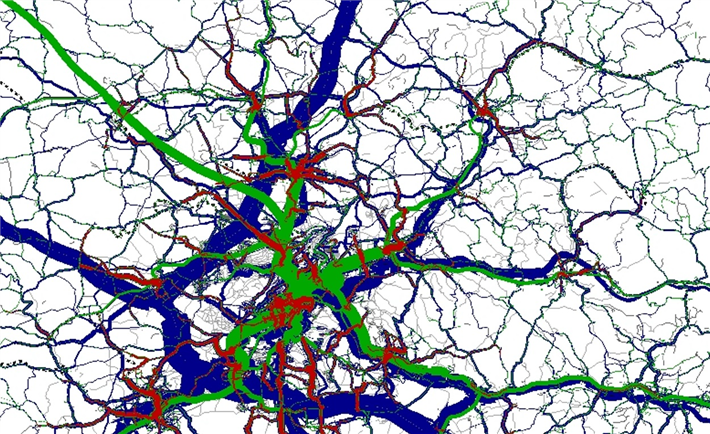 Der Screenshot zeigt das Verkehrsaufkommen einer Metropolregion. Dabei bildet blau den Individualverkehr ab, grün den ÖPNV und rot On-Demand-Fahrten. © Prof. Dr. Friedrich (Universität Stuttgart).