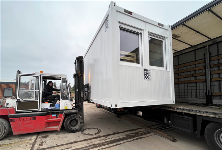 Verladung der Container auf LKW für den Transport in die Ukraine © Kéco Module