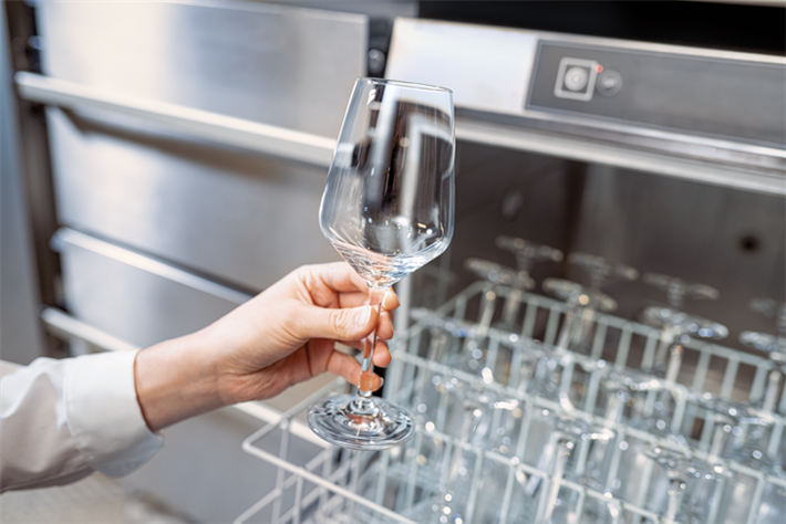 Gefiltertes Wasser sorgt nicht nur für strahlend saubere Gläser ohne Flecken, sondern schont auch die Spülmaschine. © BRITA
