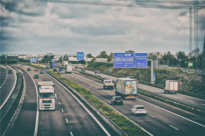Straßenverkehr auf einer Autobahn © Alexa, pixabay.com