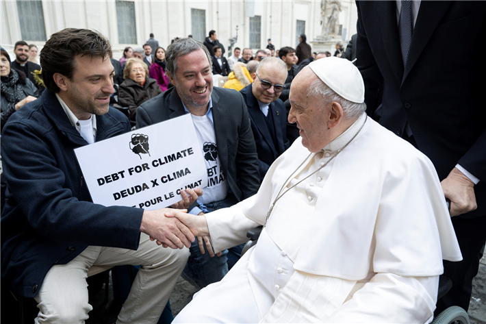 Papst Franziskus begrüßt die Mitbegründer von Debt for Climate, Juan Pablo Olsson und Esteban Servat, am Mittwoch, 8. März 2023, im Vatikan © Credit Servizio Fotografico Vaticano