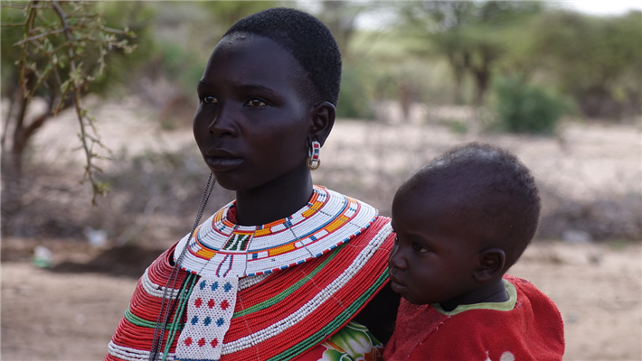 Samburu-Frau, Kenia. Einer ihrer Verwandten wurde beim Weiden seiner Tiere in der Nähe eines NRT-Schutzgebiets getötet, angeblich durch Parkranger*innen des NRT. © Fiore Longo/Survival