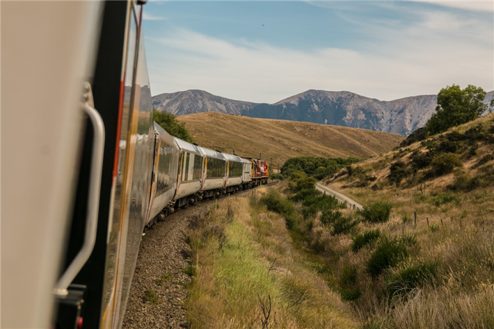 Zugreisen erlauben umweltfreundlicheres Reisen nach dem Slow Travel-Ansatz. © Josh Nezon