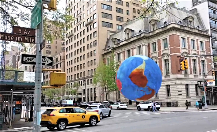 Der virtuelle Planet in der Fifth Avenue New York, vor der NEUEN GALERIE. Die Neue Galerie New York ist ein Museum für deutsche und österreichische Kunst des frühen 20. Jahrhunderts. © Gerhard Stübi