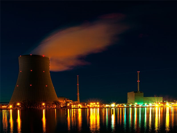Kernkraftwerk Isar bei Nacht © Bjoern Schwarz, Wikipedia Commons