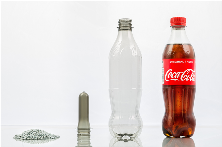 CCEP DE hat bereits alle PET-Flaschen bis zu einer Größe von 0,5 Litern vollständig auf rPET umgestellt. Das Unternehmen hat sich zum Ziel gesetzt, bis 2030 weltweit auf erdölbasierten Kunststoff in PET-Flaschen zu verzichten. © CCEP DE)