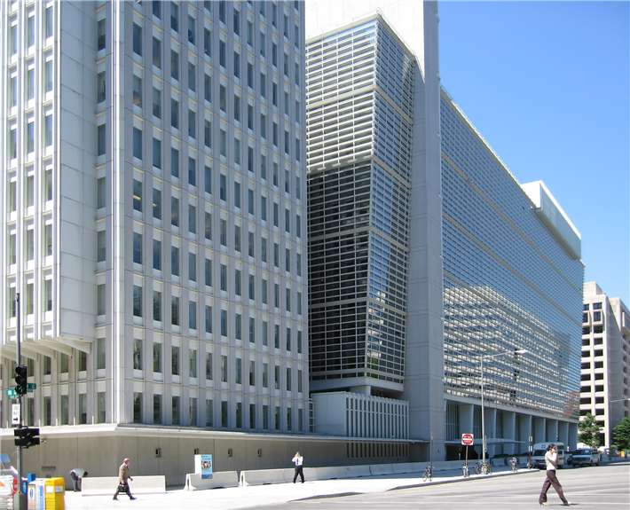 Das Hauptgebäude der World Bank Group in Washington, D.C., ein Entwurf des Architekten Kohn Pedersen Fox. © Shiny Things - Flickr, Wikipedia Commons
