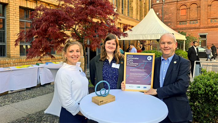 Karla Lehmann (Werkstudentin), Karina Frochtmann (Projektmanagerin SDG-Scouts) und Dieter Brübach (stellv. Vorsitzender B.A.U.M. e.V.) freuen sich über die Auszeichnung. © B.A.U.M.