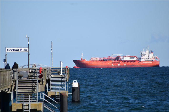 Das Terminal zur Belieferung mit Flüssigerdgas (LNG) auf Rügen ist mit erheblichen Umweltschäden verbunden. © DUH