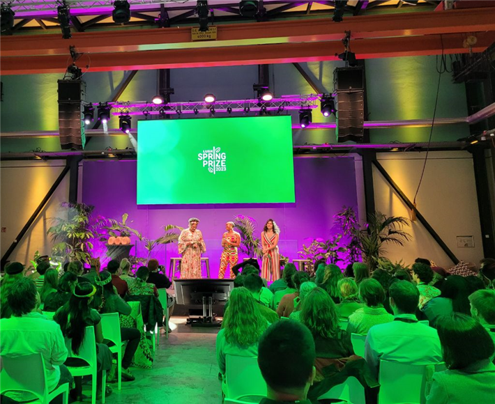 Lush-Spring-Prize-Moderatorinnen | Etwa 200 Gäste nahmen an der Verleihung des Lush Spring Prize 2023 in Berlin teil. © Tina Teucher | forum Nachhaltig Wirtschaften