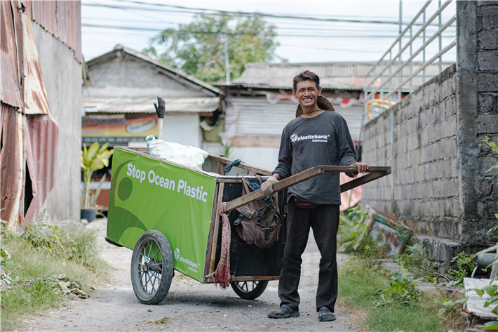 Sarito, ein Mitglied der Plastic Bank, sammelt mit seinem Sammelwagen Plastikabfälle in einem Wohngebiet in Denpasar, Bali, Indonesien ©The Plastic Bank Recycling Corporation
