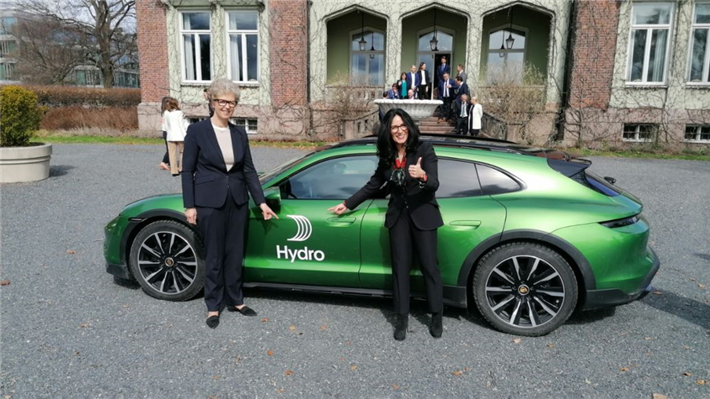 Hilde Merete Aasheim, President und CEO von Hydro, Barbara Frenkel, Mitglied des Vorstandes für Beschaffung bei der Porsche AG, 2023 in Oslo, © Porsche AG