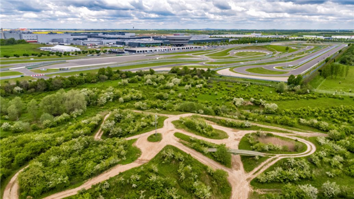 Mehr als 12.600 Quadratmeter Blühwiesen wurden im Offroad-Gelände registriert. © Porsche AG