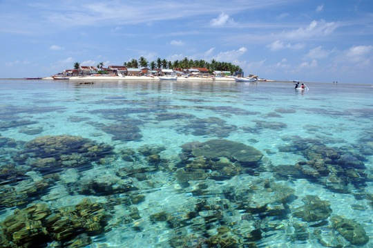 Flache Koralleninseln wie diese Insel im indonesischen Spermonde Archipel sind Gefährdungen durch Meeresspiegelanstieg und andere Umweltveränderungen besonders ausgesetzt. © Sebastian Ferse, Leibniz-Zentrum für Marine Tropenforschung