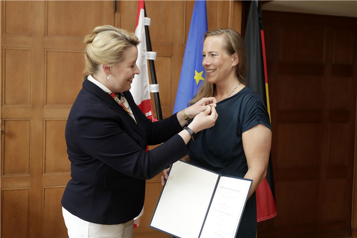 Bundesverdienstkreuz überreicht von Franziska Giffey an Dr. Katharina Reuter © Darmer
