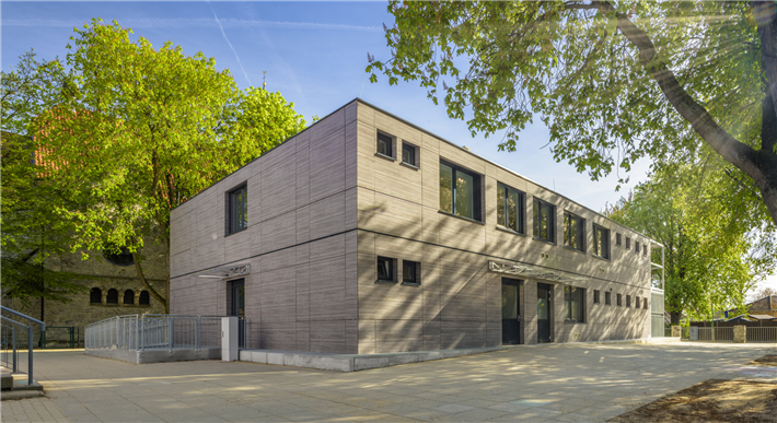Zum Energiekonzept in Sarstedt zählt nicht nur die gewählte Heizquelle, sondern auch Maßnahmen wie dreifach verglaste Fenster, eine belastbare Dämmung und die effiziente Lüftung. © Adapteo GmbH