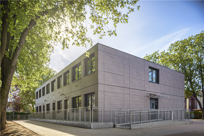 Lernoase für den Übergang. Die Grundschule in Sarstedt ist ein positives Beispiel für nachhaltige Interimslösungen mit hybridem, modularem Konzept. © Adapteo GmbH