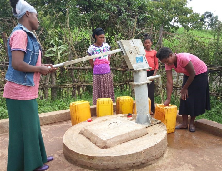 Die Stiftung Menschen für Menschen installiert IoT-Sensoren an Wasserstellen in Äthiopien, um die Nutzungsintensität, die Verfügbarkeit und die Qualität des Wassers zu beobachten. © Menschen für Menschen