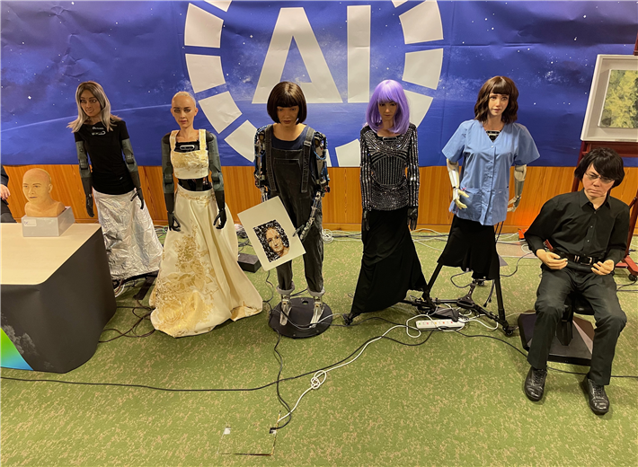 Weltpremiere in Genf: Humanoide Roboter geben eine Pressekonferenz und betonen, dass sie 'AI for Good' vorantreiben möchten, gemeinsam mit uns Menschen. © Christoph Santner