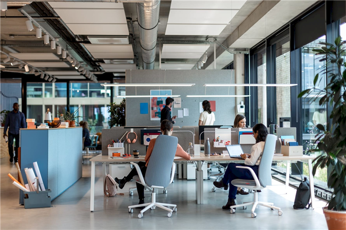 Auch die ergonomischen Bürostühle der Haworth Produktreihe 'Nia' leisten einen Beitrag zu einer umweltfreundlicheren Büroeinrichtung. © Haworth