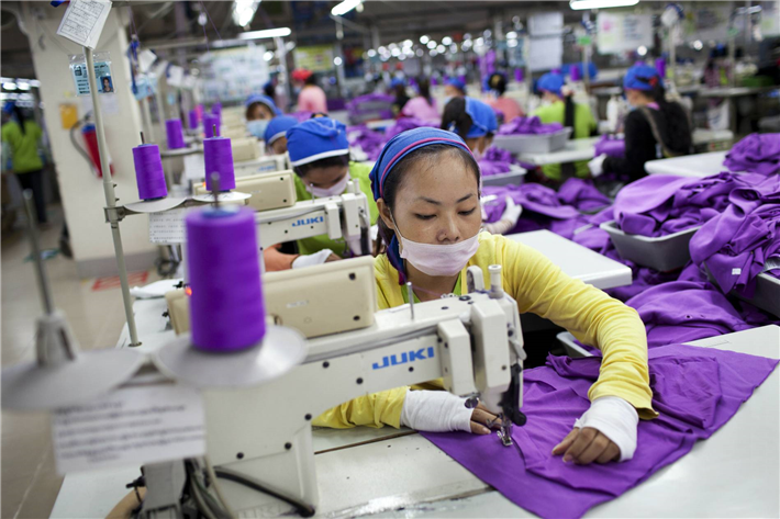 Arbeiterin in einer Shen Zhou Textilfabrik in Kambodscha, in der für Adidas produziert wurde. © Clean Clothes Campaign - Kampagne für Saubere Kleidung/Will Baxter