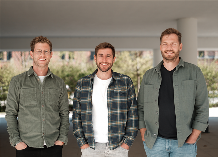 Marc-Antonio Padilla, Daniel Kun und Benjamin Els (v.l.) vom Startup steptics wollen mit Förderung der Deutschen Bundesstiftung Umwelt (DBU) nachhaltige und kostengünstige Fußprothesen herstellen. © steptics GmbH