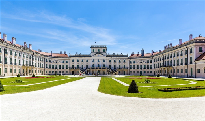 Schloss Eszterházy im ungarischen Teil des UNESCO Welterbe Fertö Neusiedler See © shutterstock/ .lichtl Ethics&Brands