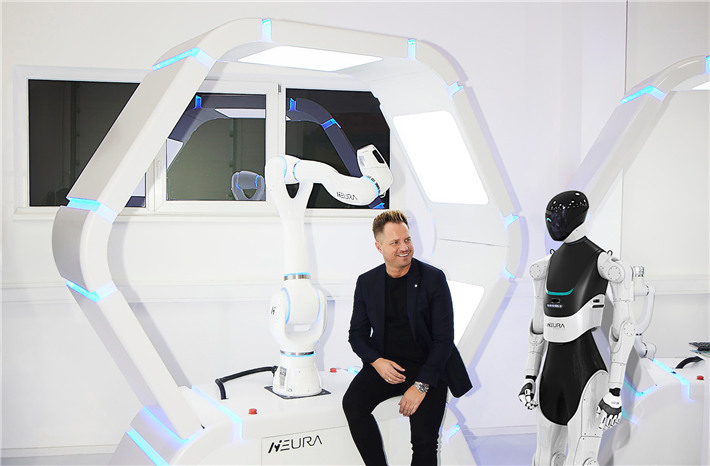 Der Roboter als multifunktionales Tool – hier mit seinem Erfinder, Neura Robotics CEO David Reger © Neura Robotics