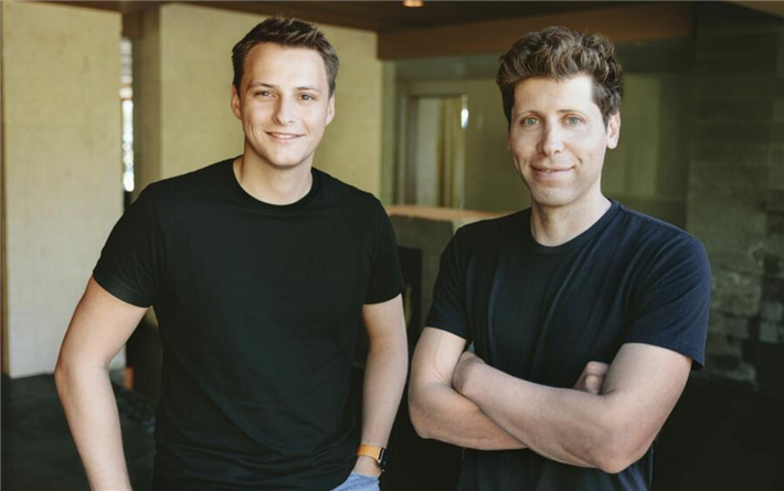 Seltenes Motiv: Ein Deutscher, der im Silicon Valley groß mitmischt. Die Worldcoin-Gründer Alex Blania und Sam Altman, der auch CEO von OpenAI / ChatPGT ist. © Worldcoin