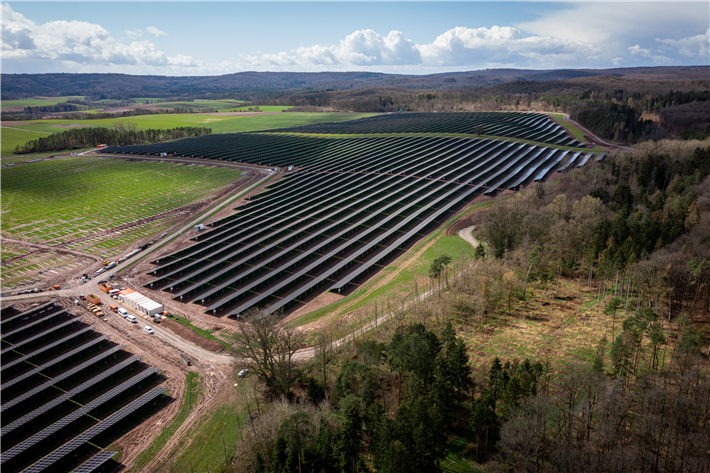 Letzte Bauarbeiten: In wenigen Wochen geht der Solarpark Bundorf ans Netz. © EGIS eG