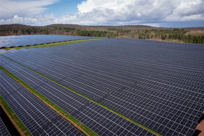 Letzte Bauarbeiten: In wenigen Wochen geht der Solarpark Bundorf ans Netz. © EGIS eG