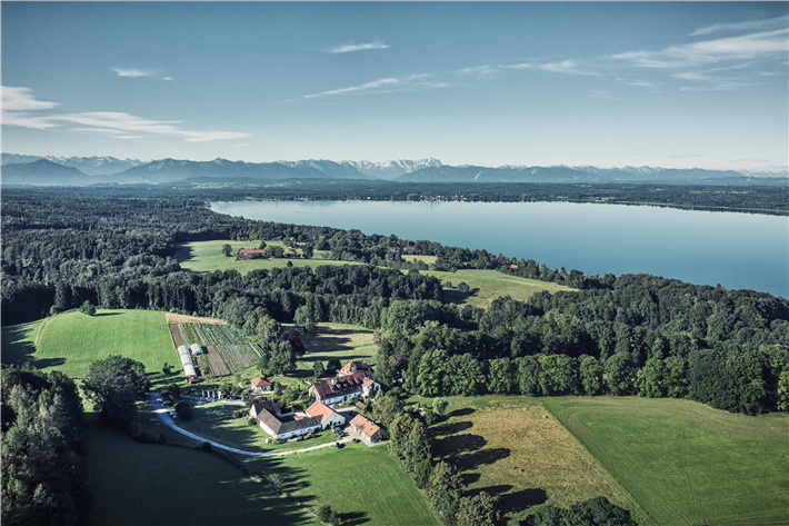 Mitten im Grünen und doch nur eine halbe Stunde von München entfernt befindet sich das Biohotel Schlossgut Oberambach am oberbayerischen Starnberger See. © Robert Kittel / Schlossgut Oberambach