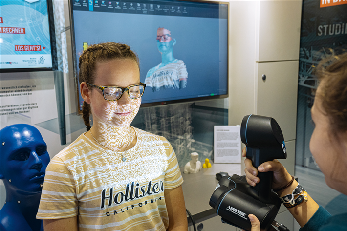 Schülerinnen testen einen 3D-Scanner. © Baden-Württemberg Stiftung