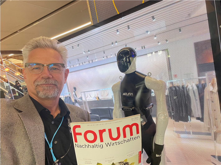 Immer an den Hotspots, wo KI, Robotik und Innovation den nächsten Schritt machen: Christoph Santner, unterwegs für forum Nachhaltig Wirtschaften. © Christoph Santner