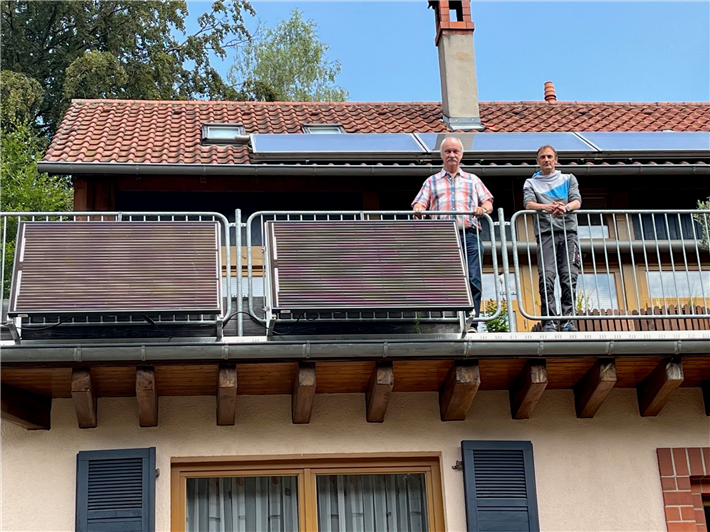 Ortsbürgermeister Michael Zimmermann (links) und Elektromeister Daniel Meyerer freuen sich über die zahlreichen neu installierten Balkonkraftwerke, wie bei Familie Merz in Hauenstein. © OG Hauenstein 