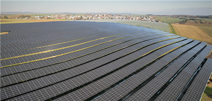 Energie vom Feld: Die rund 30.000 Solarmodule der Photovoltaik-Freiflächenanlage in Büchel liefern 14 Millionen Kilowattstunden Strom – genug für rund 4.000 Haushalte. © Gemeinde Büchel