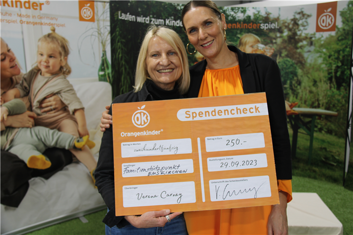 Frau Birgit Riedl und Frau Verena Carney, Spende für den Familienstützpunkt Emskirchen in Höhe von 250,00 € © Orangenkinder