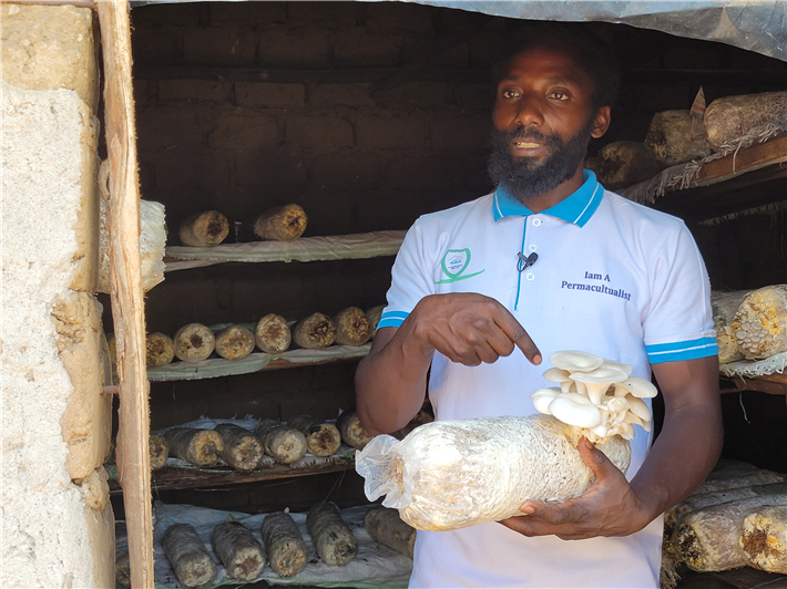 Permakultur-Lehrer Bemeriki Bisimwa Dusabe ist aus dem Kongo nach Uganda geflüchtet und hat inzwischen tausende andere Geflüchtete in regenerativen Methoden und Pilzzucht geschult. © Generation Restoration