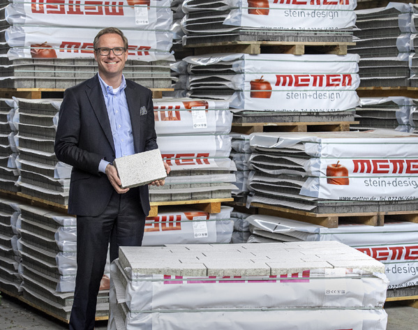 Geschäftsführender Gesellschafter Dr. Michael Metten mit dem 100 % zementfreien Stein © METTEN Stein+Design GmbH & Co. KG