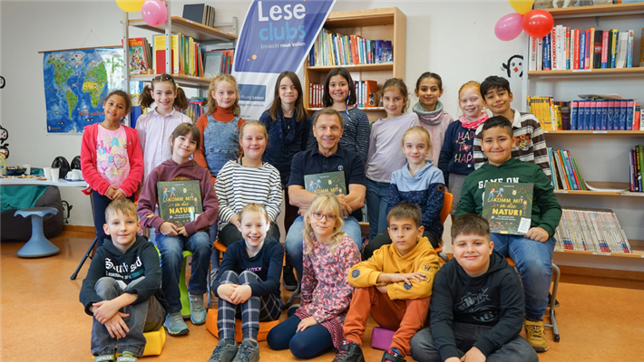  Porsche und Stiftung Lesen eröffnen im Beisein von Tatortkommissar Richy Müller einen Leseclub an der Clara-Wieck-Schule in Leipzig. © Porsche AG