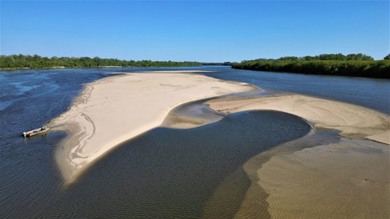 Sandbänke an der Weichsel: Noch gibt es viele natürliche Abschnitte an Polens größtem Fluss, doch damit könnte es bald vorbei sein. © Marek Elas