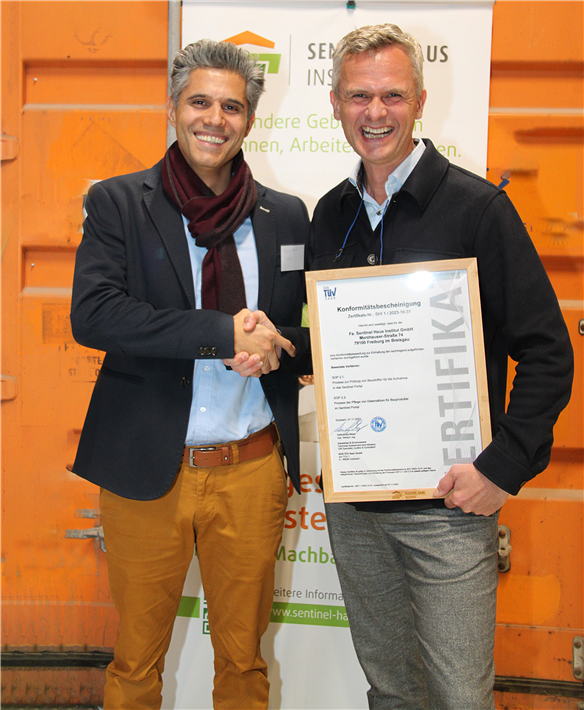 Quais Halim, Sales Executive und DGNB Consultant bei der SGS, und Peter Bachmann, Geschäftsführer Sentinel Haus Institut, freuen sich über die erfolgreiche Zertifizierung der SHI-Produktdatenbank. © Sentinel Haus Institut 